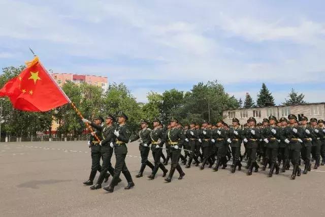 解放军仪仗队视频踏正步，传统与现代的完美融合，解放军仪仗队传统与现代完美融合的正步风采视频展示