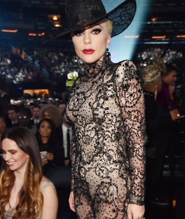 女星衣着暴露引争议,公众审美与职业道德的探讨,女星衣着争议揭示公众审美与职业道德的探讨