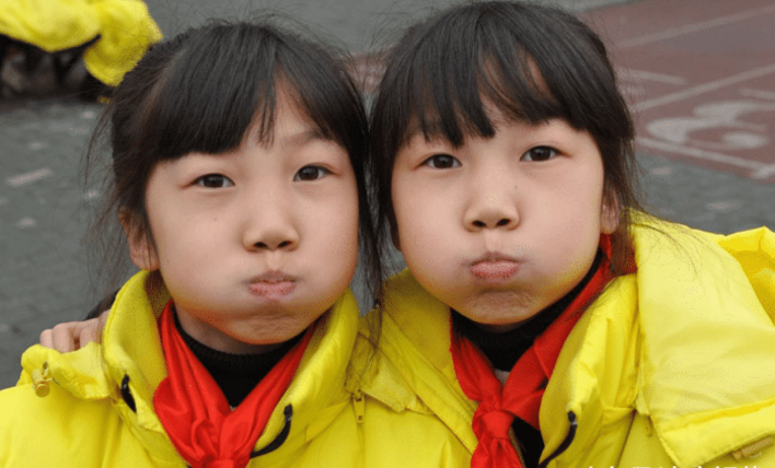 双胞胎姐妹齐上阵,许多故事,许多情感,双胞胎姐妹的故事与情感之旅