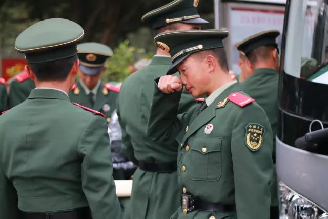 新兵过了三个月还苦吗?深度解读新兵训练的挑战与收获,新兵训练深度解读,挑战与收获,三个月后的成长之路