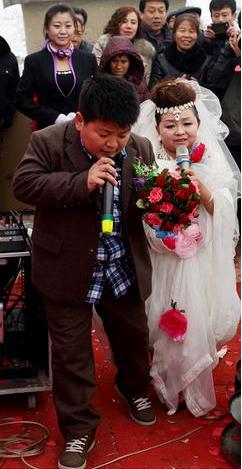 我们结婚了,一幅温馨而深刻的图片背后的故事,我们结婚了,一幅温馨背后的爱情故事