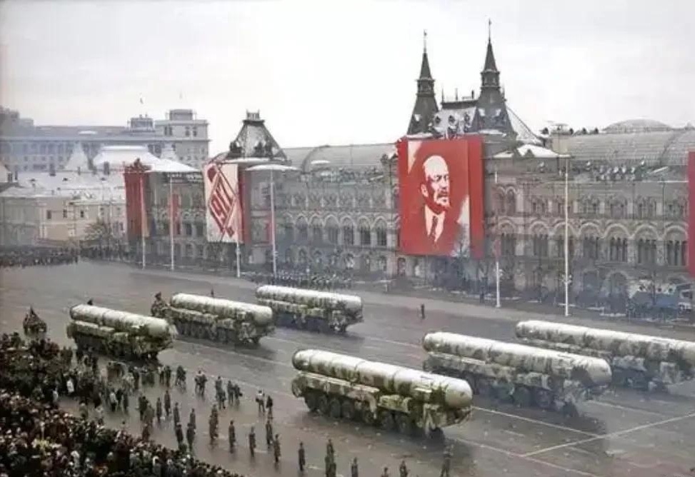 勃列日涅夫时代下的红场阅兵,历史与文化的交融,勃列日涅夫时代红场阅兵,历史与文化的交汇点