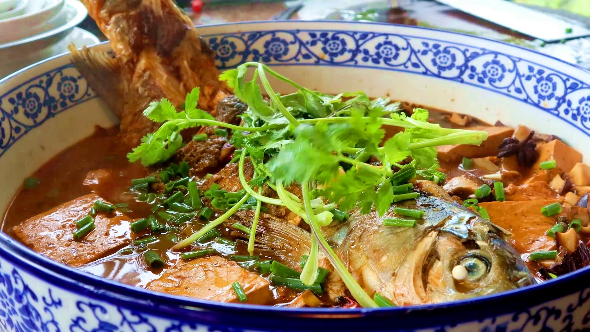 家常炖鱼的做法,美味与健康并重,家常炖鱼,美味与健康,双重享受!