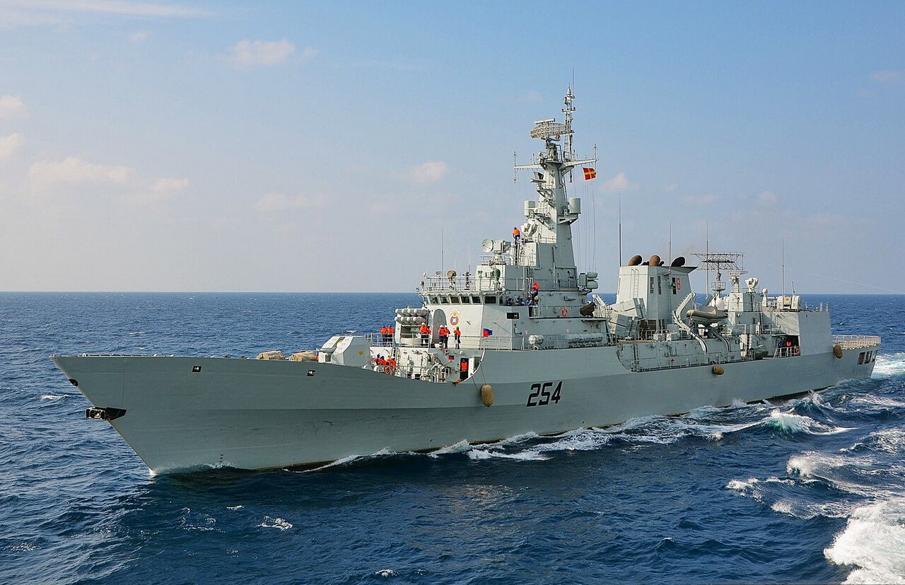 探索中国现代军舰，高清图片揭示强大实力，中国现代军舰实力揭秘，高清图片展现强大阵容