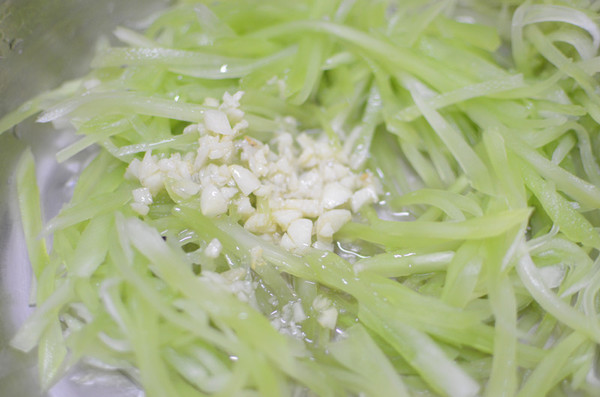 凉拌莴笋丝的做法，一道健康美味的家常凉菜，凉拌莴笋丝，家常健康美味凉菜做法