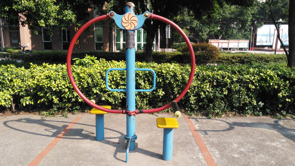 广场上的运动器材名称及其重要性,广场运动器材名称及其重要性概述