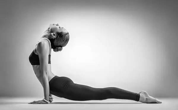 阿斯汤加瑜伽的特点,独特的练习体系与深厚的身心影响,阿斯汤加瑜伽,独特练习体系与深厚身心影响解析