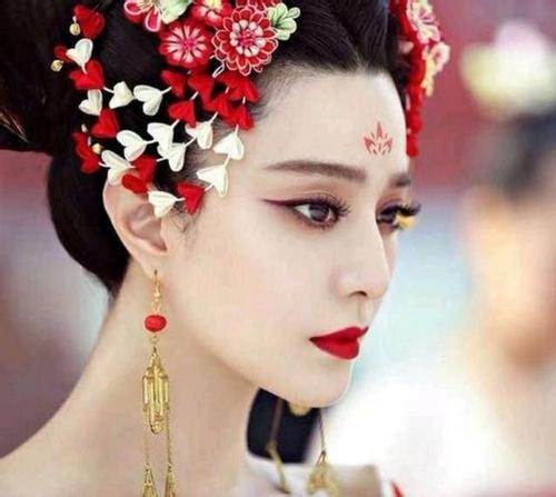 有哪些女明星隆胸，揭秘娱乐圈的胸部魅力与审美变迁，揭秘娱乐圈女明星隆胸背后的胸部魅力与审美变迁之路