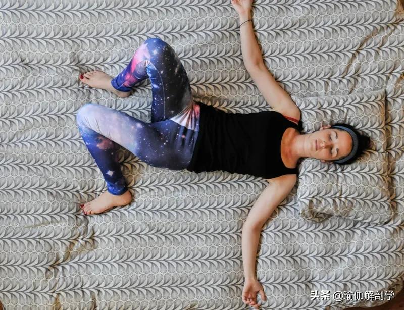 床上瑜伽减肥动作图解,轻松塑造完美身材,床上瑜伽减肥动作图解,塑造完美身材的轻松练习