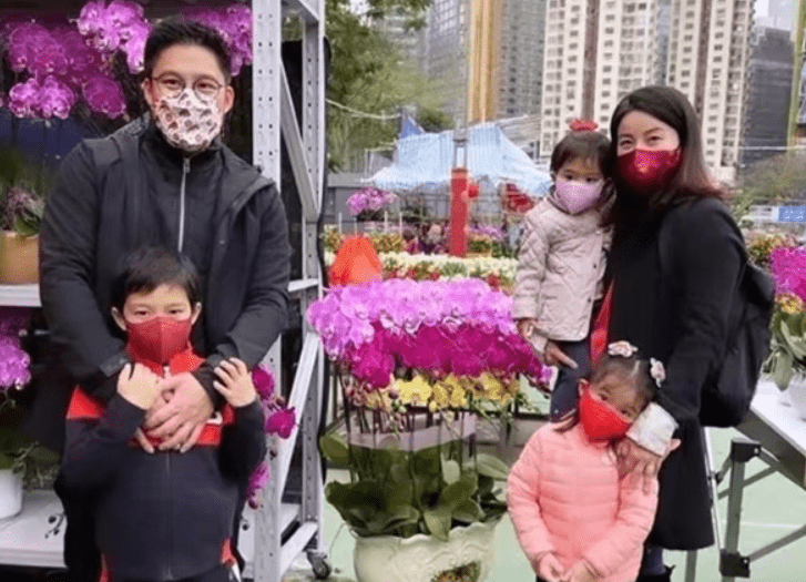 霍启刚一家五口的温馨全家福，展现家庭和谐与幸福的典范，霍启刚一家五口温馨全家福，家庭和谐幸福的典范典范