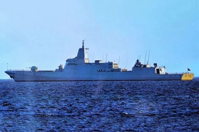 055大驱与美舰对峙图片,揭示背后的军事力量与大国博弈,055大驱与美舰对峙揭示军事力量博弈背后的真相