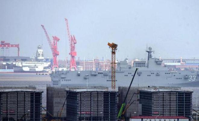 福建舰与075型两栖攻击舰同框,中国海军力量的崭新篇章,中国海军崭新力量展现,福建舰与075型两栖攻击舰同框亮相