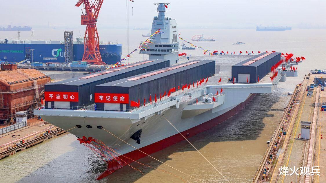 福建舰与075型两栖攻击舰同框,中国海军力量的崭新篇章,中国海军崭新力量展现,福建舰与075型两栖攻击舰同框亮相