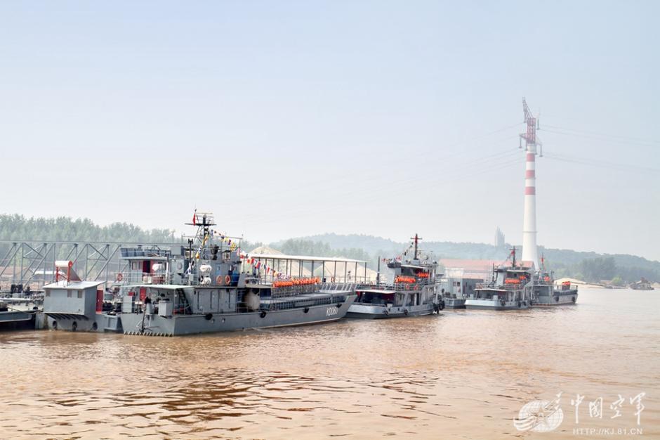 杨州舰驶入长江,历史与现代交汇的壮丽瞬间,杨州舰驶入长江,历史与现代交汇的壮丽一刻