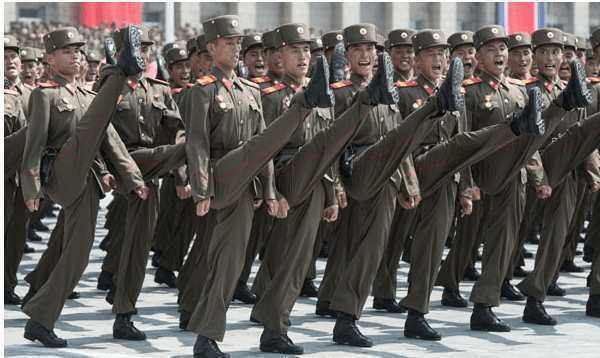 朝鲜阅兵走正步笑死人——一场阅兵引发的网络热议,朝鲜阅兵走正步引发网络热议