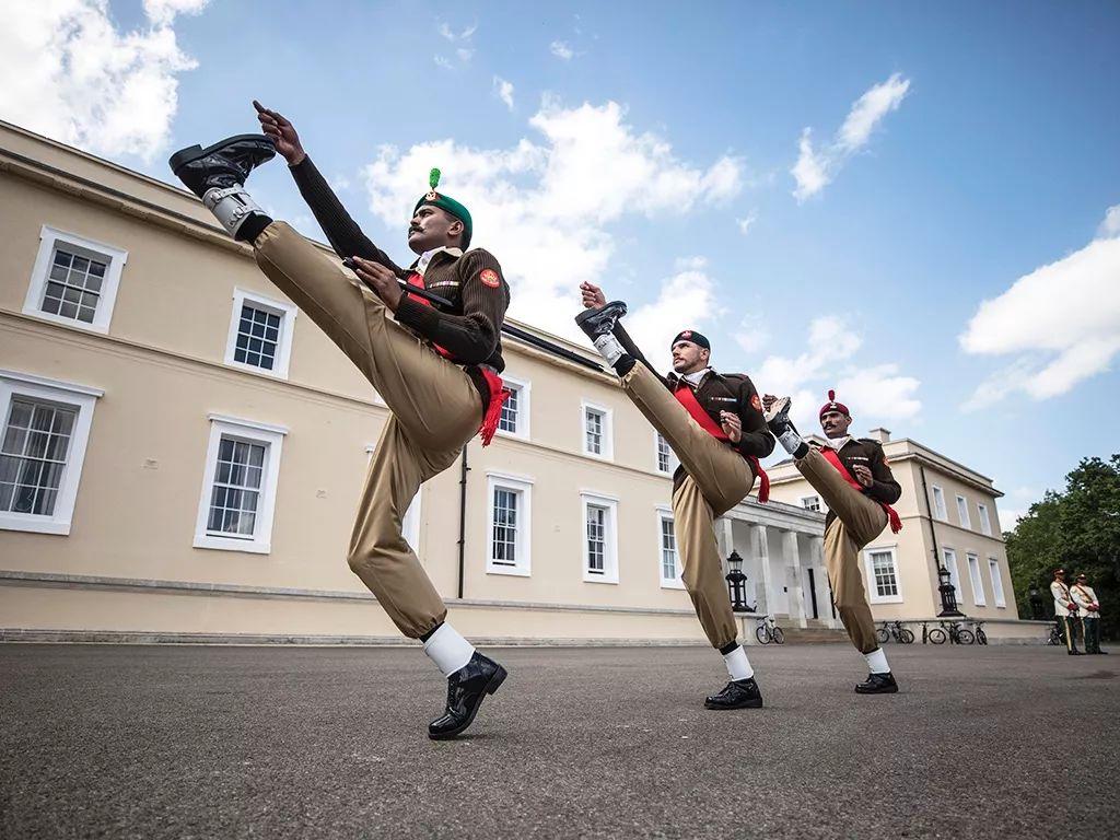 朝鲜阅兵走正步笑死人——一场阅兵引发的网络热议,朝鲜阅兵走正步引发网络热议