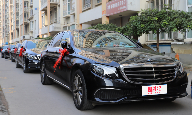 奔驰E300最新价格概览及市场动态分析，奔驰E300最新价格动态与市场概览分析